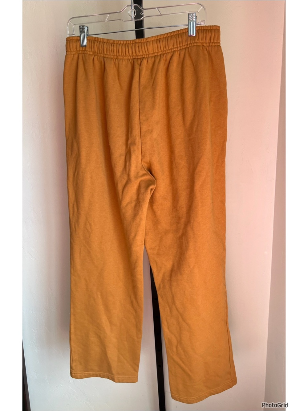 Alo Yoga Accolade Straight Leg Sweatpants in the color Toffee Large - Picture 3 of 8